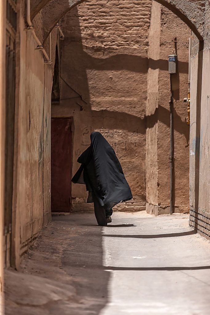 kobieta w czerni,uliczka,Yazd,Iran