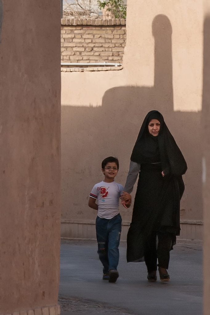 kobieta ,dziecko,cień,stare miasto,Yazd,Iran