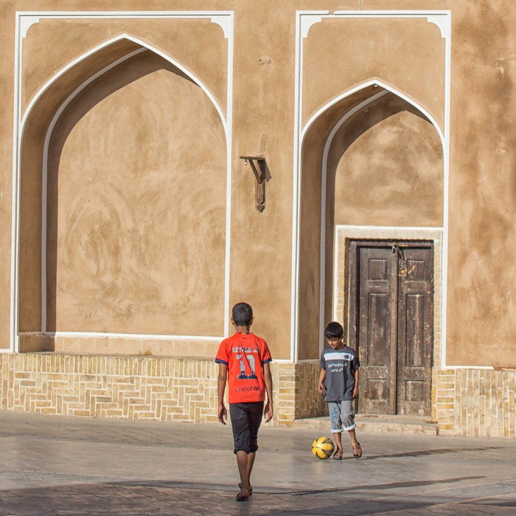 gra w piłke,dzieciaki,Yazd,Iran