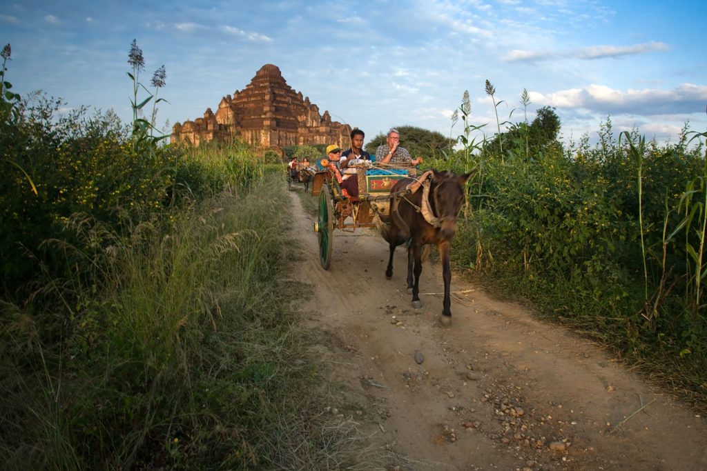Bagan,Birma,Dorożki,turyści,pagody,