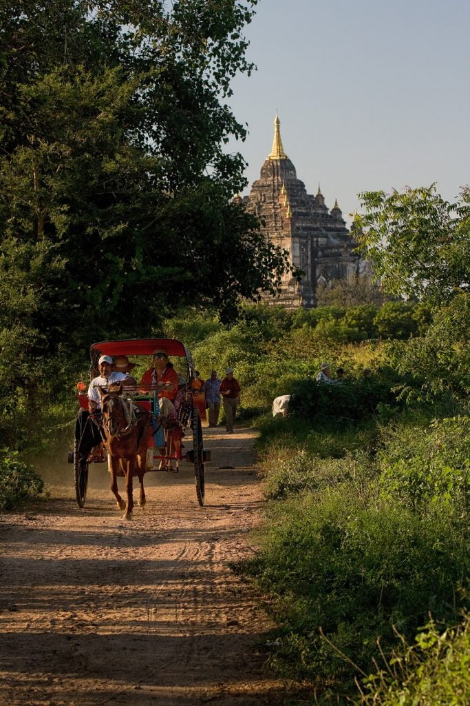 pagody,dorożki,ludzie,bydło,bagan,birma