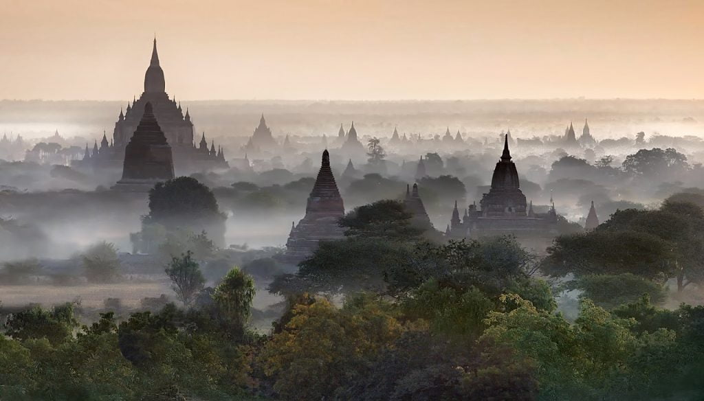 pagody,Bagan,wschód słońca