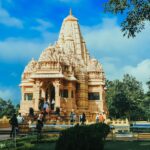 Odwiedziny w meczecie, świątyni i kościele: zasady zachowania dla turysty Świątynia Shashwat Dham w Devachuli w Nepalu na tle gór