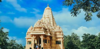 Odwiedziny w meczecie, świątyni i kościele: zasady zachowania dla turysty Świątynia Shashwat Dham w Devachuli w Nepalu na tle gór