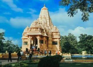 Świątynia Shashwat Dham w Devachuli w Nepalu na tle gór