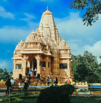 Świątynia Shashwat Dham w Devachuli w Nepalu na tle gór