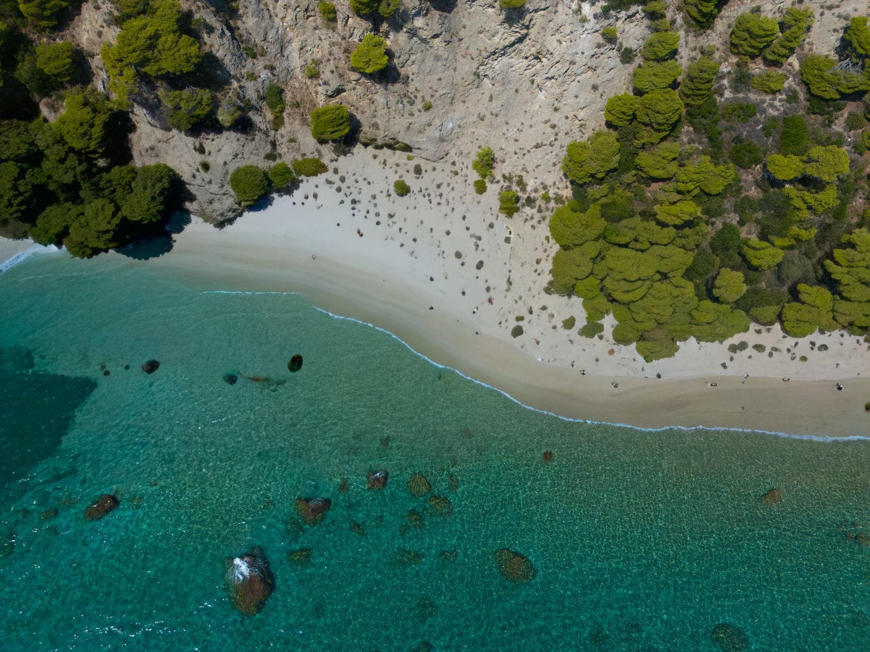 Glyfada Beach z lotu ptaka, turkusowe morze i skaliste wybrzeże
