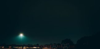 Nocna autostrada w Indianapolis ze