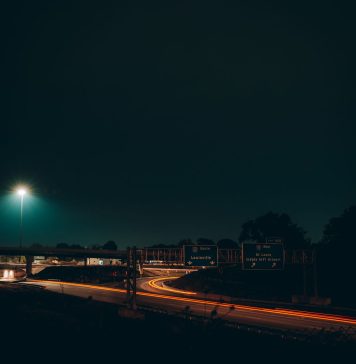 Czy Kapsztad jest bezpieczny? Dzielnice, transport i zasady po zmroku Nocna autostrada w Indianapolis ze