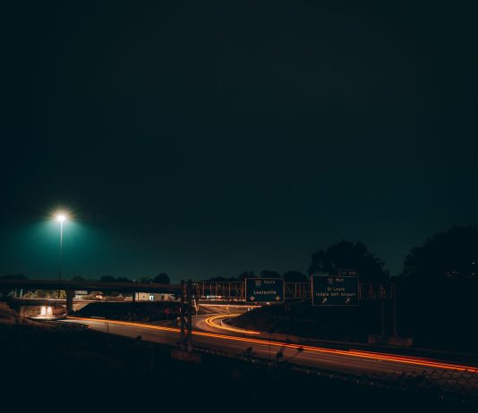 Nocna autostrada w Indianapolis ze