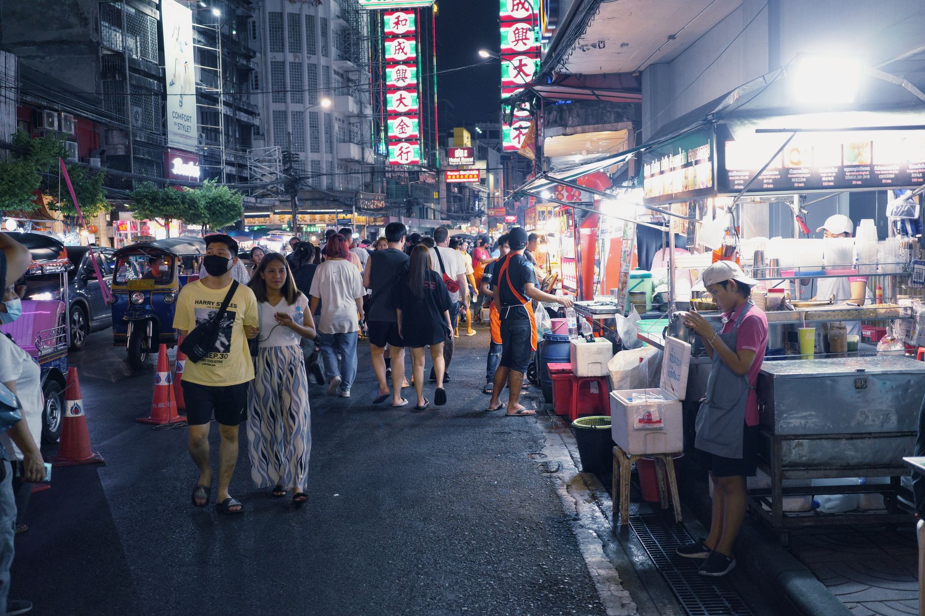 Nocny targ street foodu w Bangkoku, stragany i tłum ludzi
