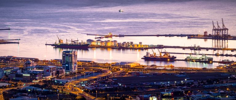 Port w Kapsztadzie o zmierzchu, statki i zabudowa nabrzeża