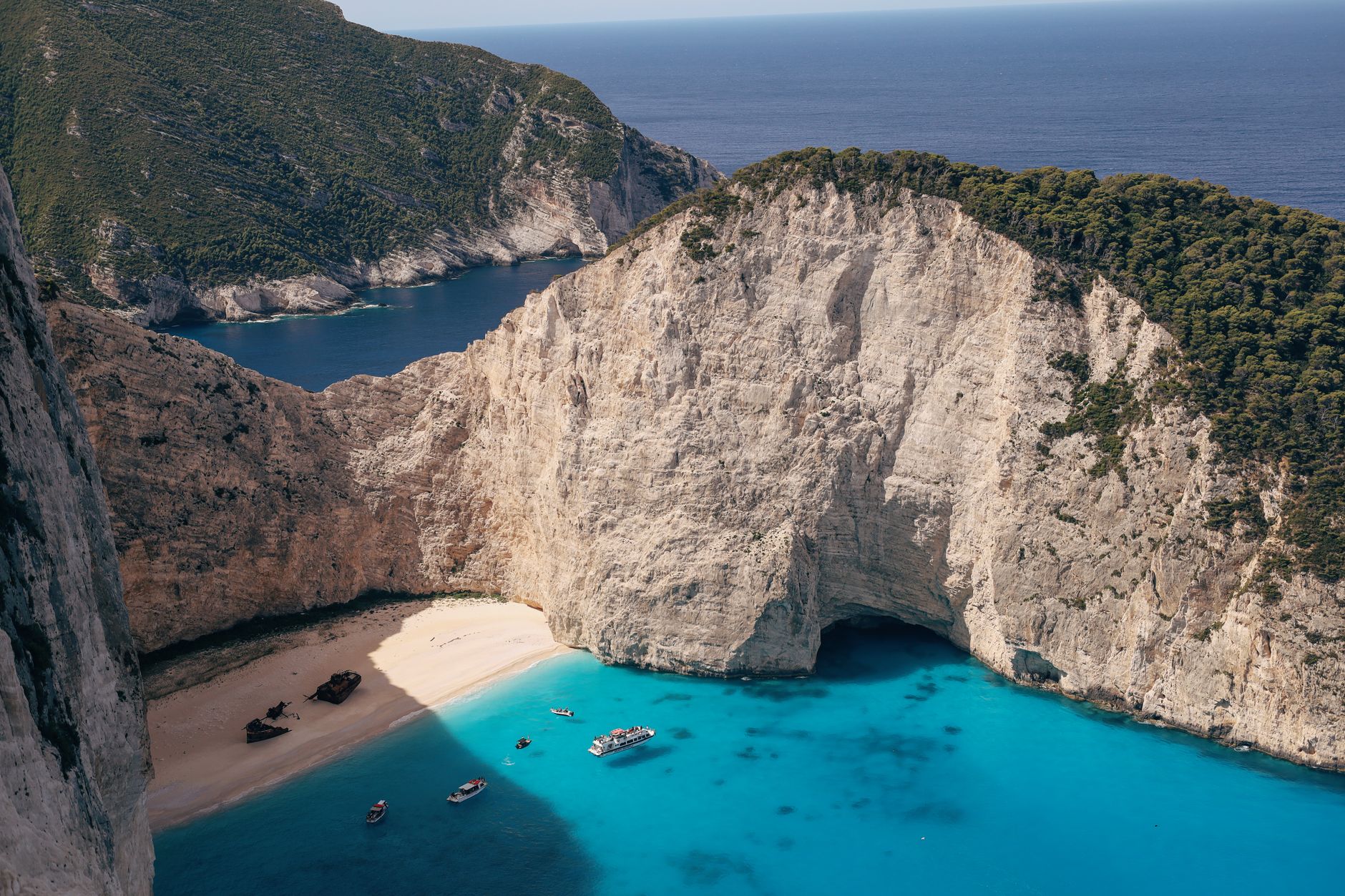 Widok z lotu ptaka na plażę Navagio i turkusowe morze na Zakynthos