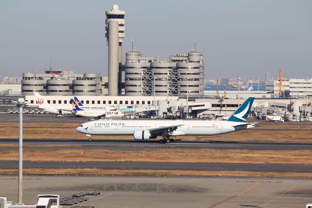 Samolot Cathay Pacific na pasie lotniska Narita pod Tokio