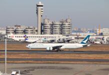 Samolot Cathay Pacific na pasie lotniska Narita pod Tokio