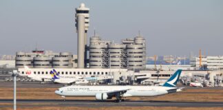 Samolot Cathay Pacific na pasie lotniska Narita pod Tokio
