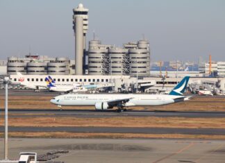 Samolot Cathay Pacific na pasie lotniska Narita pod Tokio