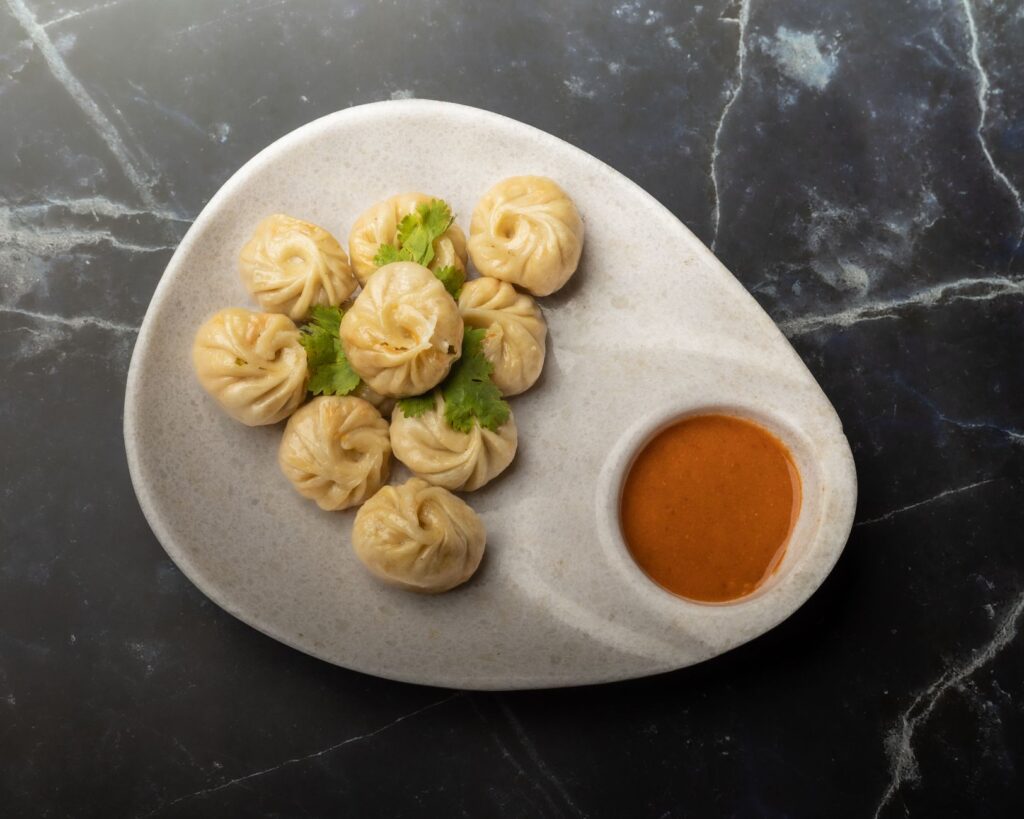 Talerz nepalskich momo z pikantnym sosem chutney