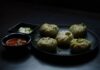 Tybetańskie momos z ostrymi i kremowymi sosami