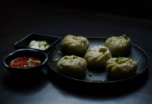 Gdzie zjeść momo w Katmandu? Rodzaje pierożków, ceny i polecane dzielnice Tybetańskie momos z ostrymi i kremowymi sosami