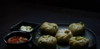 Tybetańskie momos z ostrymi i kremowymi sosami