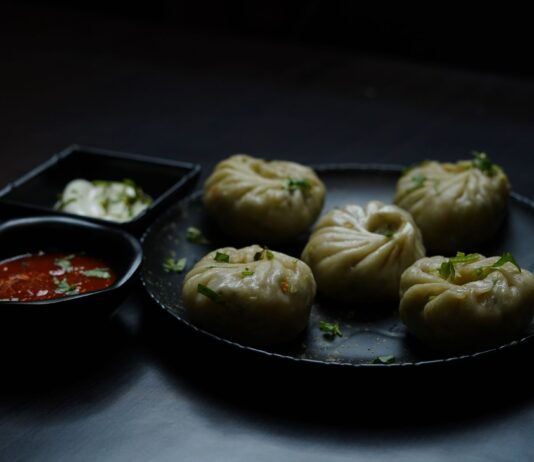 Gdzie zjeść momo w Katmandu? Rodzaje pierożków, ceny i polecane dzielnice Tybetańskie momos z ostrymi i kremowymi sosami