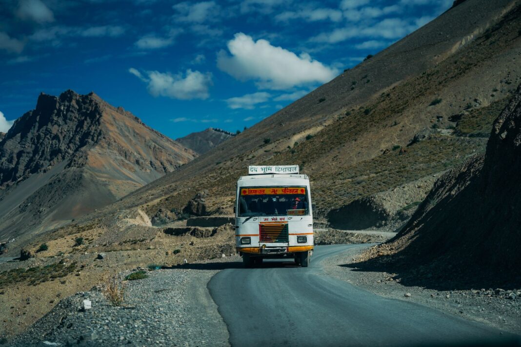 Autobus na górskiej drodze wśród surowych gór Ladakhu Autobus na górskiej drodze wśród surowych gór Ladakhu