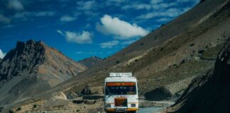 Autobus na górskiej drodze wśród surowych gór Ladakhu